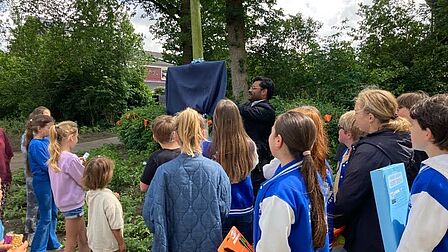 Burgemeetster Falgun Binnendijk onthuld onder toeziend oog van de kindergemeenteraad een naambordje aan de Kohnstamlaan.
