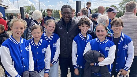 Kindergemeenteraad en Clarence Seedorf poseren tijdens de onthulling van het Johan Neeskens Sportpark