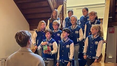 De kindergemeenteraad wenst iedereen een gelukkig nieuwjaar in de kerstboodschap van de gemeente Heemstede