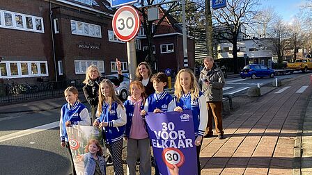 Milou, Dana, Elisa, Eva en Jip waren met wethouder Stam bij de onthulling van het laatste 30 km bord