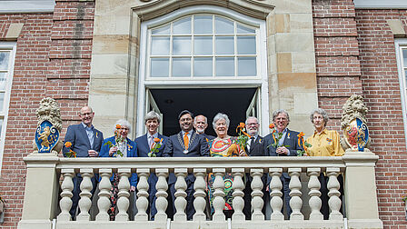 Acht gedecoreerderen en burgemeester Binnendijk op het balkon van het gemeentehuis in Heemstede