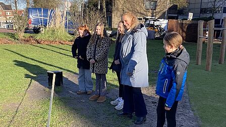 Malou, Elisa, Eva en Dana bezochten een speeltuin.