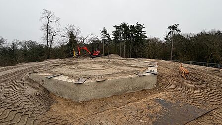 fundering Belvedere in een omgeving met zand. Kraan voert egalisatie zandbed uit