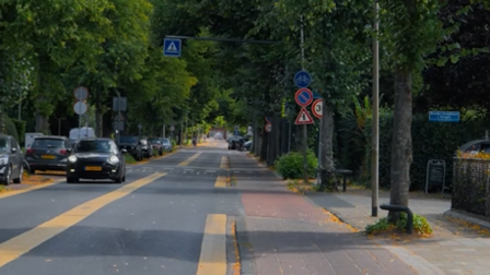 Afbeelding van weg met gele lijnen op de weg.