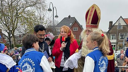 Jip en Elisa bij de Sinterklaasintocht samen met de burgemeester Falgun Binnendijk