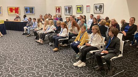 Kinderen uit de kindergemeenteraad tijdens de benoeming