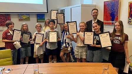 Leden kindergemeenteraad 205-2026 met oorkonde en wethouder Sam Meerhoff-Dekker