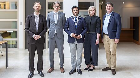 Groepsfoto college van B&W van Heemstede in de publiekshal van het gemeentehuis