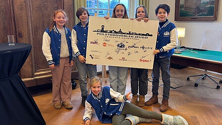 Dana, Pieter, Elisa, Eva, Jip en Mia waren bij de ondertekening van het peilstokconvenant