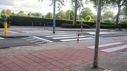 Het nieuwe verhoogde zebrapad op de Sportparklaan