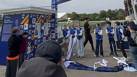 Kindergemeenteraad knipt lint door bij officiële onthulling Johan Neeskens Sportpark