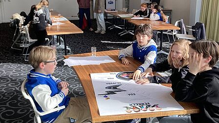 De kindergemeenteraad bekijkt onderwerpen van politieke partijen in Heemstede
